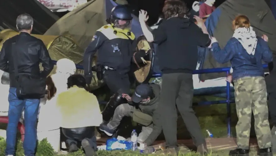 影/反戰示威燒進歐洲校園！鎮暴警察開推土機清路障　荷蘭阿姆斯特丹大學125人遭逮捕