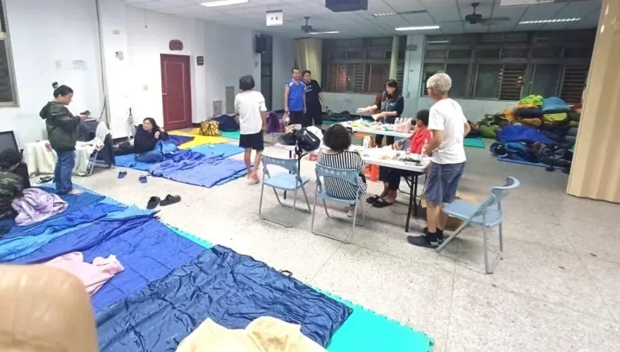 餘震大雨不斷！花蓮和平部落百人緊急安置　浪凡基金會立刻送上熱食