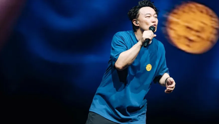陳奕迅演唱會爆意外！邊唱邊露出痛苦表情　道歉：身體可能沒辦法