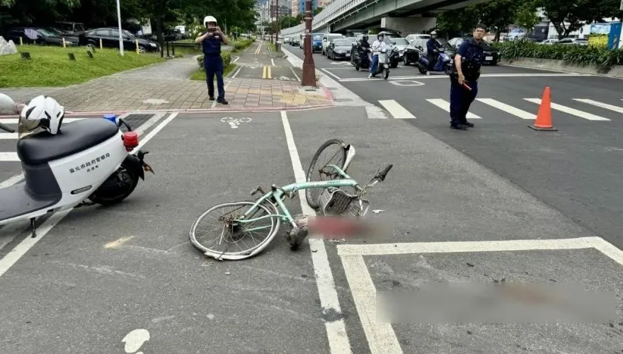 影/撞擊瞬間！曳引車無視前方單車翁　背後撞擊直接輾過送醫不治