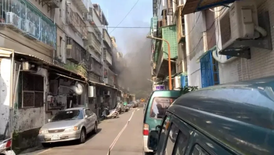快訊/北市內湖環山路公寓火警　黑煙狂竄警消趕赴現場灌救