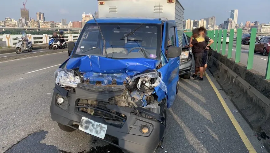 快訊/忠孝橋嚴重車禍4車連環撞　台北往三重塞爆了