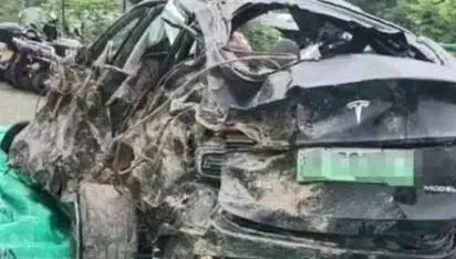 夫妻開新車「墜崖雙亡」！行車紀錄器數據竟詭異消失　特斯拉：按到暫停、硬碟空間不足