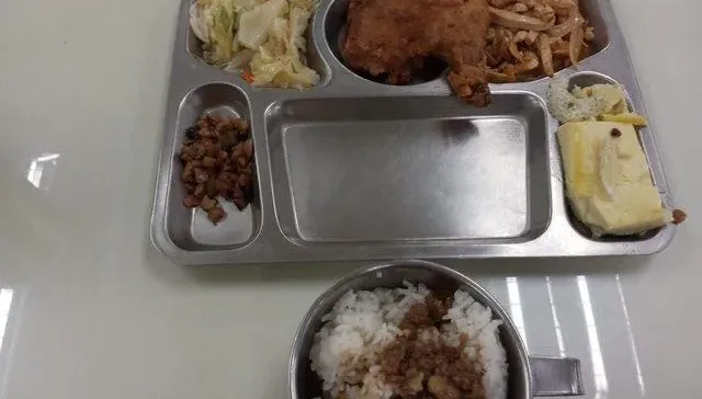 便當店「4菜雞腿飯」130元　網見菜色驚：不如吃超商