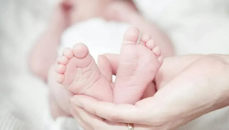19歲女「未婚先孕」不敢告訴家人　竟聯手閨蜜「踩死嬰兒」