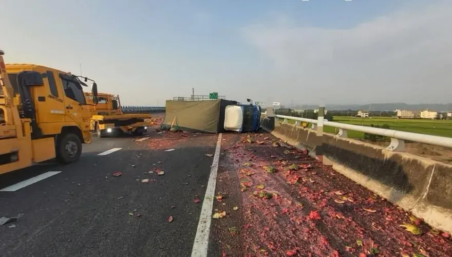 影/國3霧峰段北向「小貨車翻覆」！路上全是西瓜　車流一度回堵2公里
