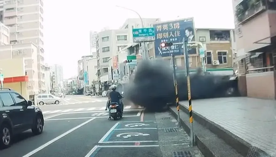 好大的烏賊！右側大樓秒噴黑煙　乖乖在停車格的騎士慘了