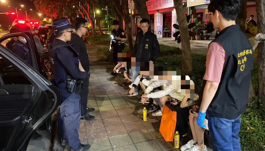 快訊/追女被拒竟恐嚇勒索6萬！擁槍男反遭對方撂人砍倒渾身血　3人被逮