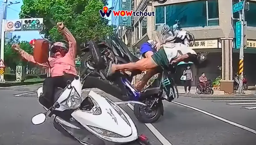影/載妹搶快闖紅燈！待轉區婦人衰遭撞　3人抱車「原地起飛」