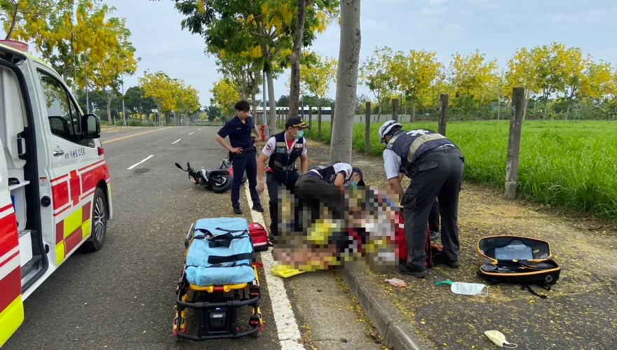 快訊/未戴安全帽自撞路樹　高雄69歲橋頭男爆頭亡