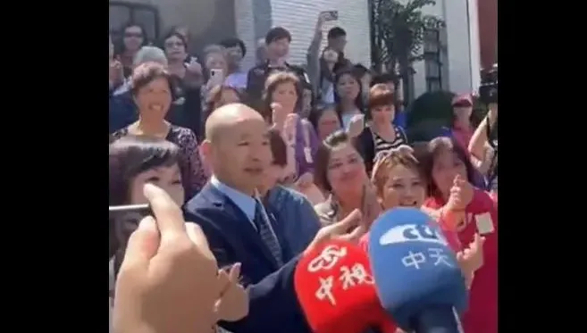 直擊/民眾參觀立院大喊「愛你」　韓國瑜逗趣回應：我結過婚了！