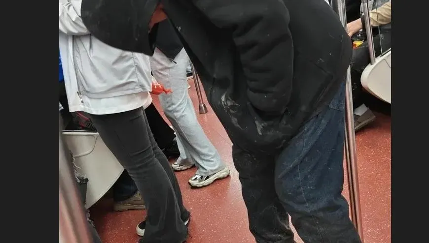西安地鐵驚現黑衣怪客　「脖子詭異歪折」如喪屍片乘客嚇壞