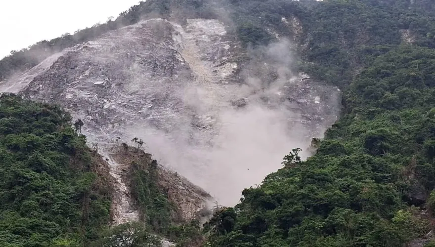影/15:45地牛翻身！清水大山直擊駭人走山　土石伴煙塵滾落民眾尖叫