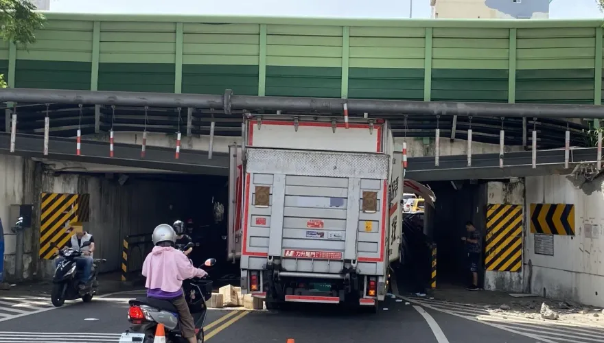 影/路況不熟！大貨車未注意限高「卡涵洞」　警充當「一日理貨員」