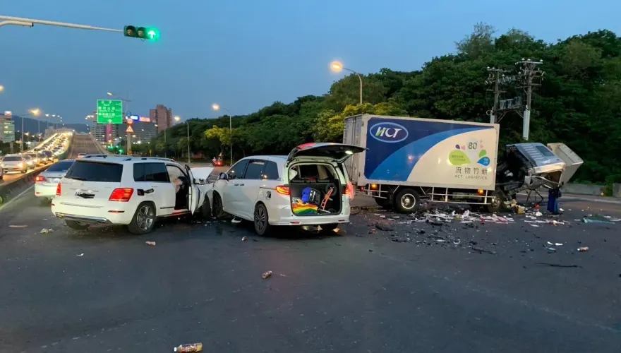 快訊/北市大度路3車車禍！3人受傷送醫　警到場疏導交通