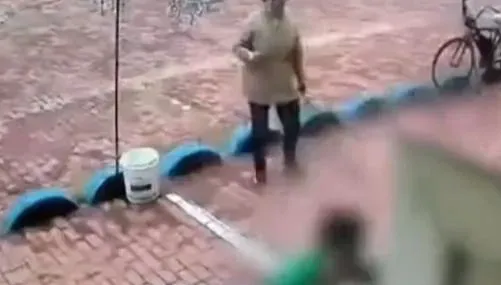 熱心男當肉盾「徒手接墜樓女」！驚險畫面曝光　網：好人一生平安