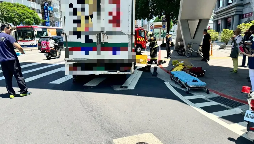 影/6旬婦「過馬路跌倒」遭貨車輾死！家屬悲痛：罹癌正要到醫院回診