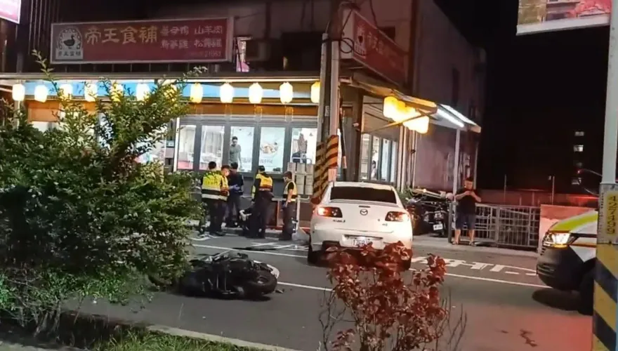 快訊/腦液口鼻流出不治！淡水汽車撞3機車嚴重車禍　22歲男騎士慘死