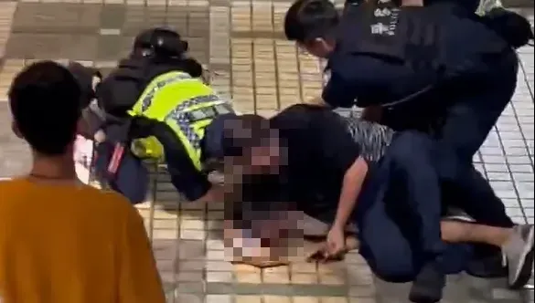獨/新莊棒球場爆衝突！球迷「胸頂工作人員」嗆聲　驚動警方被上銬帶走