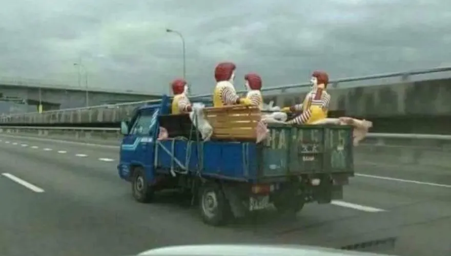 驚見整車都是「麥當勞叔叔」　全網笑瘋：員工旅遊嗎？