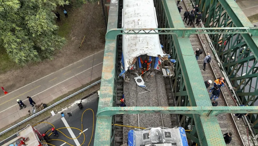 影/阿根廷火車鐵橋上相撞爆炸起火90傷　疑信號電纜遭竊釀禍