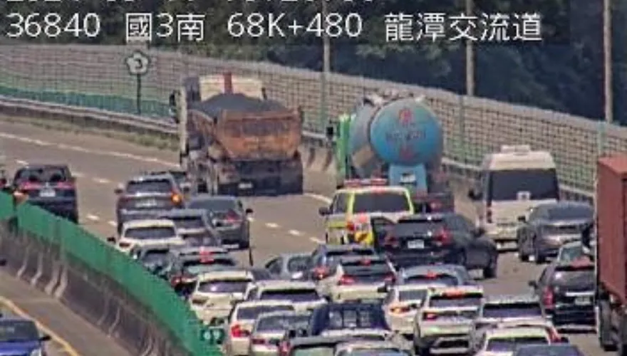 快訊/國3南向69公里追撞事故！休旅車斜停中線車道　傷亡仍不明