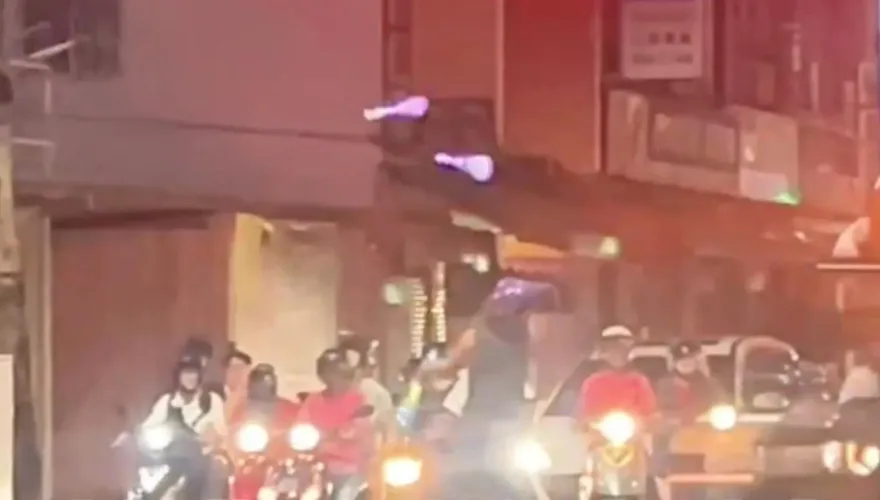 影/高雄馬路當自家？男斑馬線上演「雜耍秀」　騎士停等紅燈看傻眼