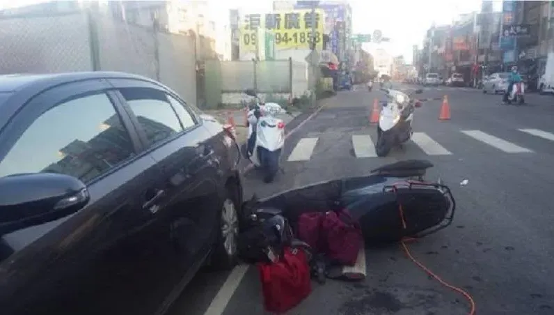 桃園八德7旬婦人「違規闖馬路」！機車閃避不及瞬間擊落釀2傷
