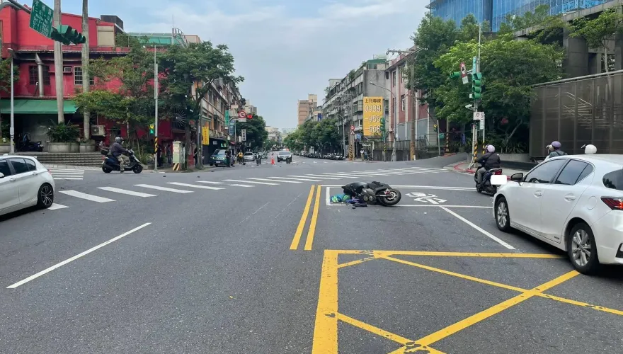 影/畫面太驚悚！木柵男駕車高速狠撞停等機車　騎士慘遭噴飛凌空重摔亡