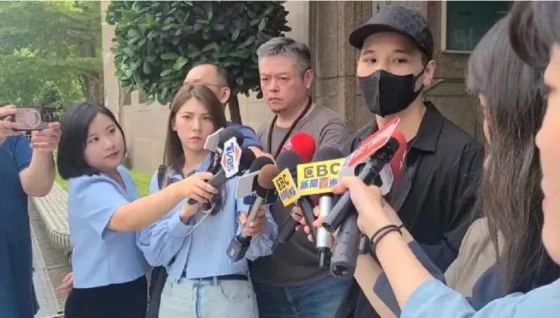 把3000人當乞丐！網紅「R哥」撒完錢進警局作筆錄　他道歉：從沒說自己有錢