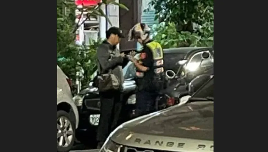 民眾直擊「無良公關」遭員警盤查！鬼祟偷窺徐巧芯住家涉跟蹤騷擾　照片曝光