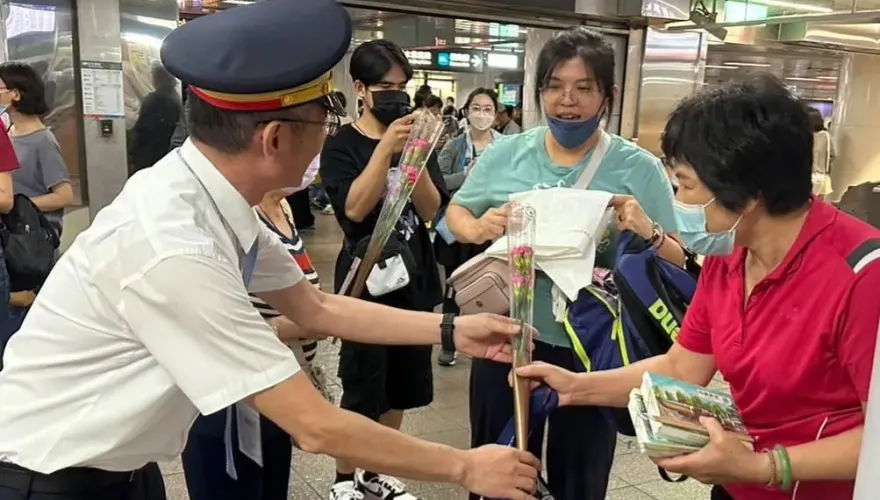 台鐵預估母親節客量上看300萬人　溫馨送花給女性旅客