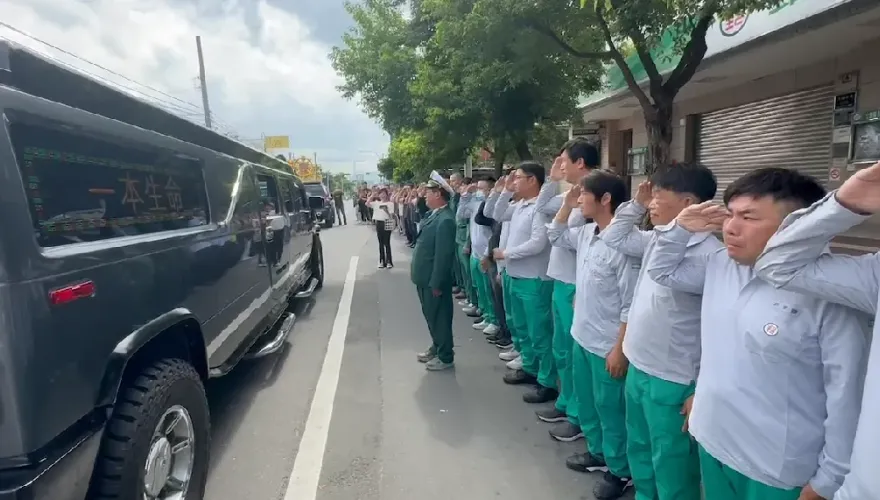 悲痛母親節！彰化遭樹砸死郵差今出殯　80歲媽哭崩、同事淚喊：下班了