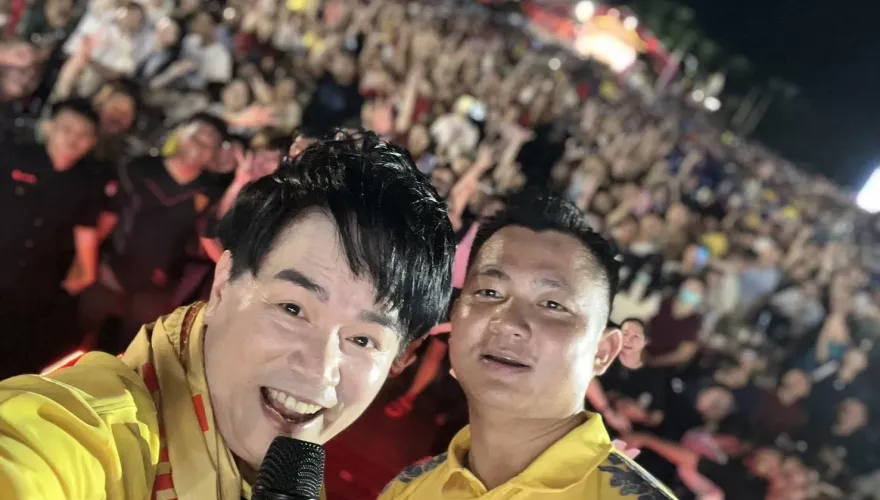 李明洋事情搞大了！男粉衝上台給特大號紅包　打開竟有4萬元