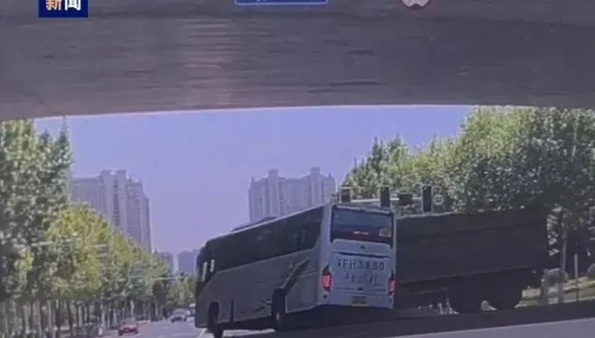 紅綠燈故障沒人管…大巴撞砂石車釀1死7傷　小5女童喪命「連夜修好」網炸鍋