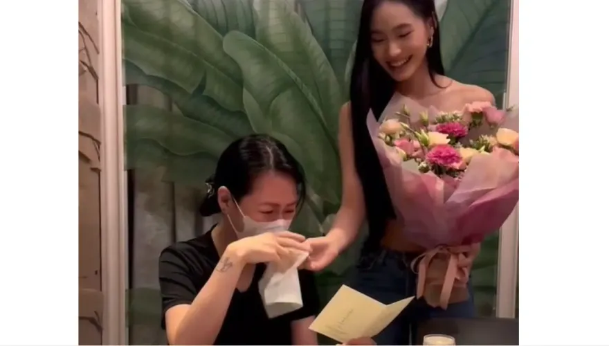 小S抱病突淚崩！女兒獻卡片告白「知道您委屈」　相擁畫面全被拍