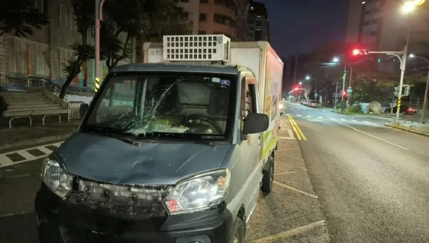 過馬路不走斑馬線！67歲婦慘遭貨車撞倒　擋風玻璃全裂了