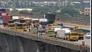 快訊/國3北上和美路段「5大貨車」連環撞　車流回堵1公里