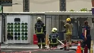 快訊/砰！高雄Gogoro充電站「無人使用」突爆炸起火　加油站員工嚇愣