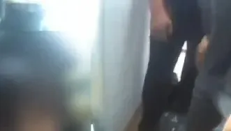 影/我要見前妻！文山男持刀亂揮嚇壞老父　警消破門「噠噠噠」電擊槍制伏