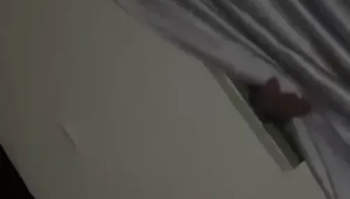 影/深夜驚魂！獨居女凌晨遇怪人狂敲門　窗縫伸進「詭異之手」她嚇壞