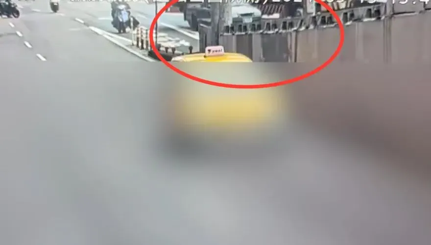影/撞擊瞬間！北市松山麥帥一橋2車爭道　自小客遭砂石車撞「旋轉90度」