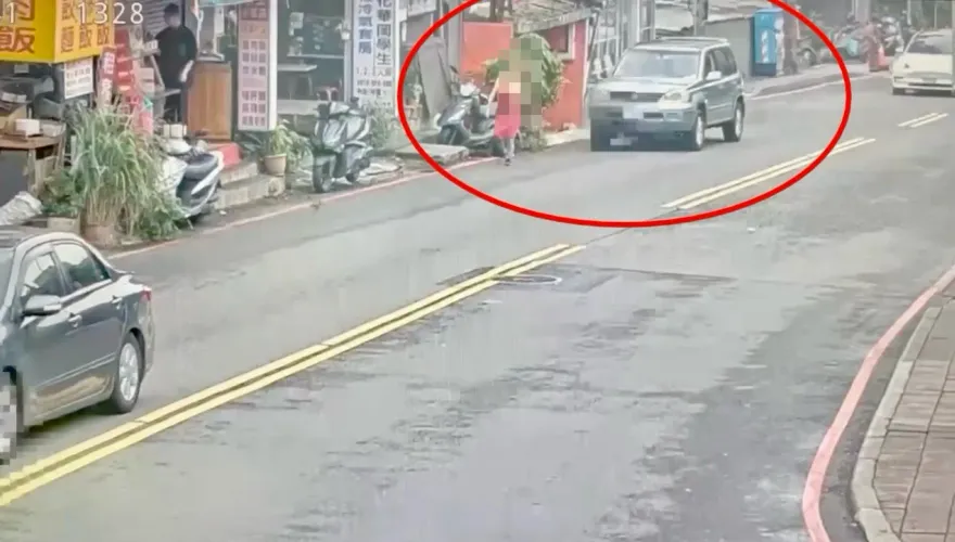 影/驚悚瞬間曝！走路遭前里長開車撞飛　文化大學便當店闆娘搶救不治