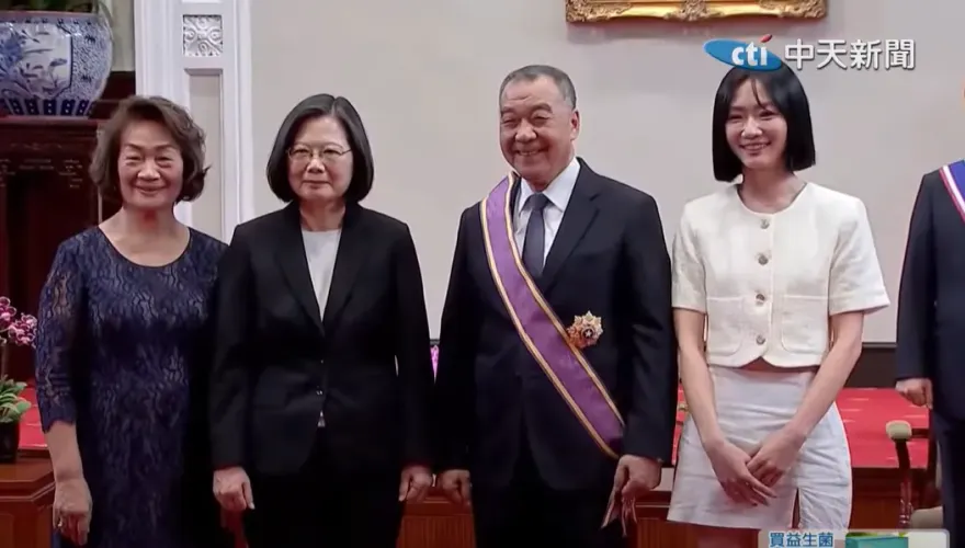 邱國正帶「仙氣正妹」進總統府！短裙露半截大腿美照曝　授勳典禮女兒罕見現身