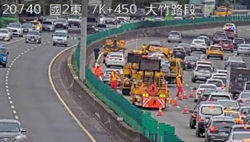 快訊/國2西向大竹段「轎車追撞」 ！　佔用內線車道回堵5公里
