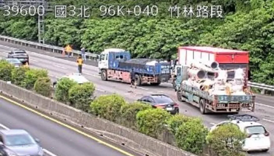快訊/國3南向96.1K竹林段車禍「紫爆」！4車追撞佔用外2線車道　後方回堵中
