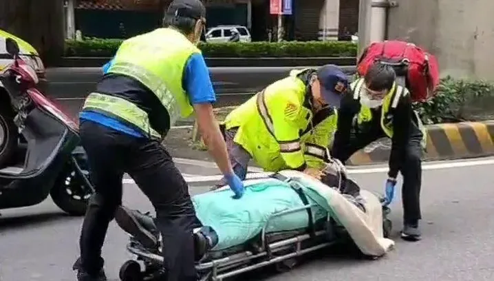 快訊/新北中和「2機車擦撞」1女命危！送醫搶命「恢復生命跡象」