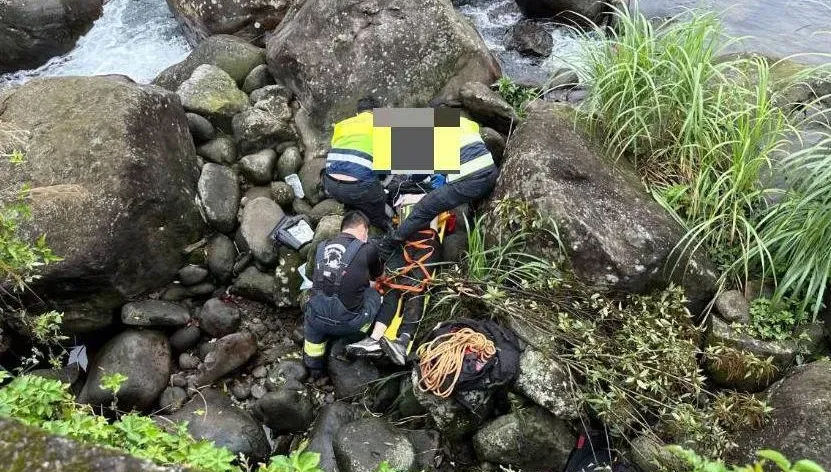 快訊/萬里男騎車自撞電桿摔橋底！OHCA送醫搶命中