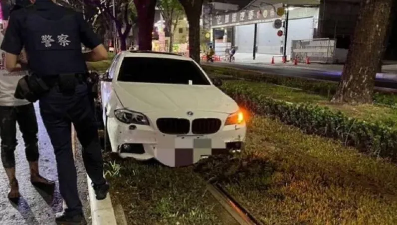 高雄男恍神BMW誤闖輕軌！釀停駛43分鐘　交通局將裁罰