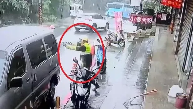快訊/未拉手煞車竟「用肉身擋」！新北男遭廂型車輾過拖行送醫不治